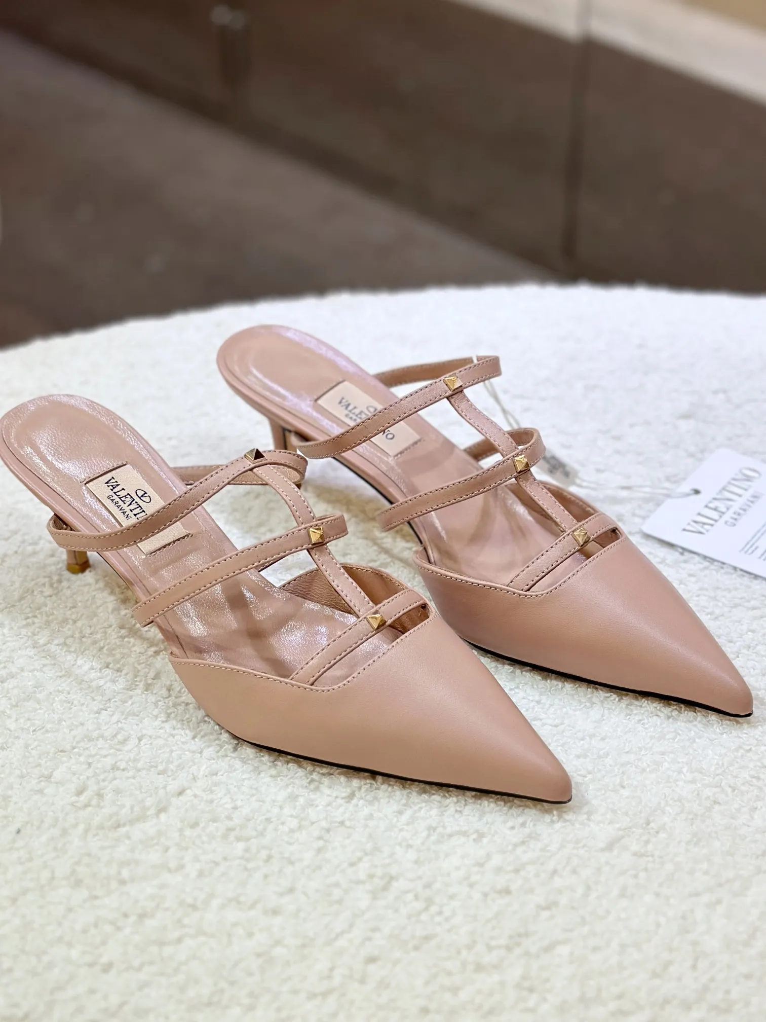 👟👟Ex-factory price 540👟👟 🛒 VALENTINO 2024 latest ROCKSTUD rivet decorated three-strap back hollow sandals🔥🔥🔥 🕳️🕳️🕳️ ●━━━━━━─────────✔Exclusive original 1-1 development, no product without original version (made entirely of genuine leather🉑️Shop around) 〰 ɪɴѓᴏʀᴍᴀᴛɪᴏɴ 〰 Buckle: Pyramid rivet 0.5X0.5 hardware Material: calfskin + pyramid rivets Lining: full-grain sheepskin Outsole: Italian through-dyed cowhide Midsole: Italian original craft material Process: computer stitching, machine shaping Heel height: 6.0cm Color: black, off-white, apricot powder Ready stock code: 35 36 37 38 39 Ready stock Customized code: 34 40 41 No return or exchange